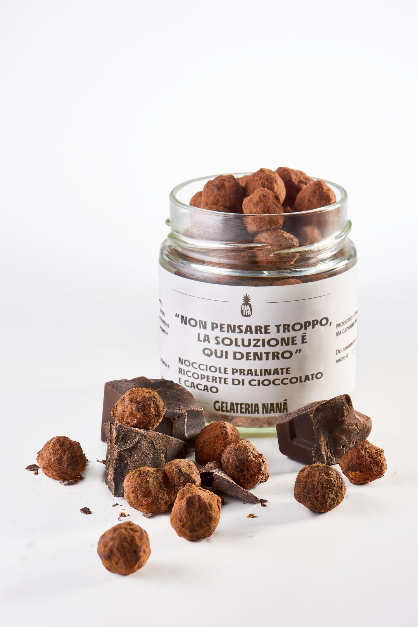 " Non pensare troppo, la soluzione è qui dentro " alla nocciola