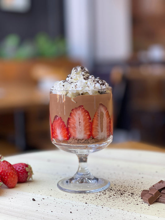 Mousse al cioccolato con granola e fragole